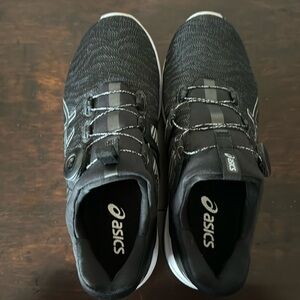 Ladies ASICS flight foam size 8.5
Style T7D6N
Gently used great condition